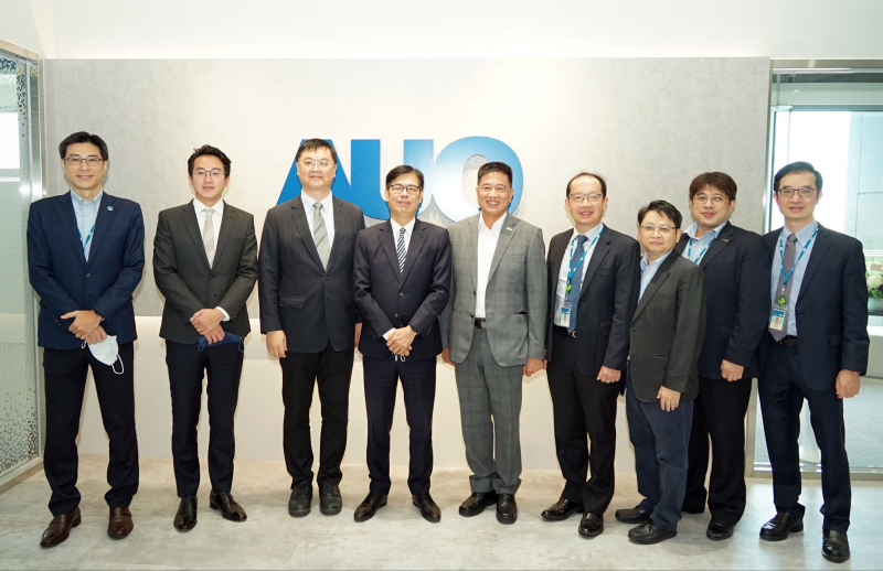 光電前進亞灣成立「AUO解決方案研發中心」，作為多元場域解決方案研發及試驗場域（圖中左為高雄市長陳其邁、圖中右為光電董事長彭双浪）